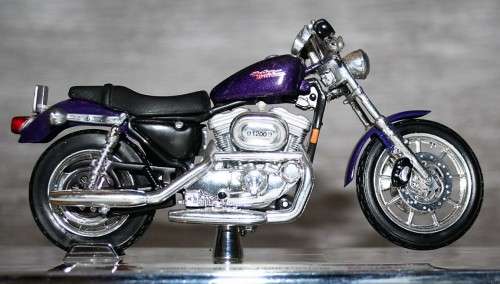 A STUNNING COLLECTABLE MAISTO FXSTDSE - 2000 SPORTSTER - 1200 CUSTOM