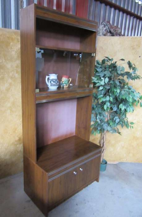 A FANTASTIC WOOD FINISHED UP RIGHT BOOKSHELF OR LIQOUR CABINET IN GOOD CONDITION