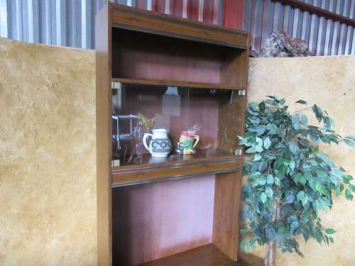 A FANTASTIC WOOD FINISHED UP RIGHT BOOKSHELF OR LIQOUR CABINET IN GOOD CONDITION