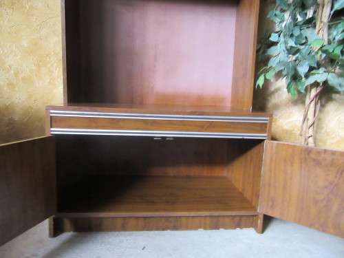 A FANTASTIC WOOD FINISHED UP RIGHT BOOKSHELF OR LIQOUR CABINET IN GOOD CONDITION