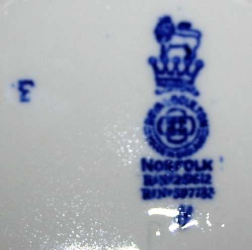 A MARVELOUS NORFOLK ROYAL DULTON DISPLAY PLATE STUNNING BLUE AND WHITE PORCELAIN COLLECTORS ITEM