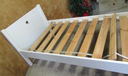 A MAGNIFICENT DETAILED WHITE SOLID WOOD SINGLE BED