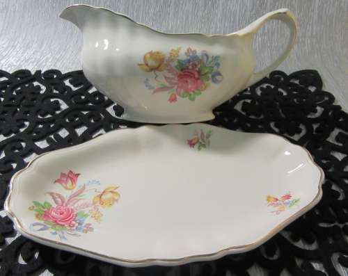 ABSOLUTELY BEAUTIFUL AND TRULY ELEGANT SAUCE BOAT AND TRAY J&G MEAKIN OF ENGLAND ROSE & RIBON SERIES