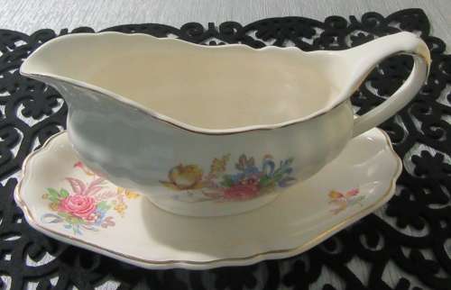 ABSOLUTELY BEAUTIFUL AND TRULY ELEGANT SAUCE BOAT AND TRAY J&G MEAKIN OF ENGLAND ROSE & RIBON SERIES