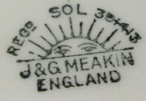 ABSOLUTELY BEAUTIFUL AND TRULY ELEGANT SAUCE BOAT AND TRAY J&G MEAKIN OF ENGLAND ROSE & RIBON SERIES