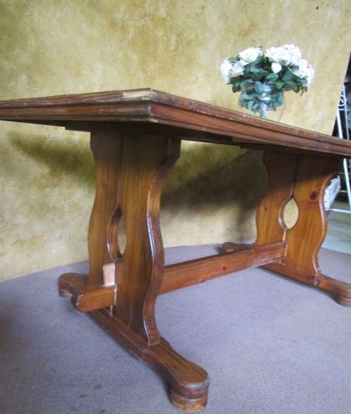 A FANTASTIC VINTAGE TABLE WITH STUNNING DETAIL WITH THE ORIGINAL TILED TOP