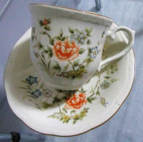 I'm pleased to offer this beautifuL Dio Set. This set was made by Mikasa - Dinner At Eight in their