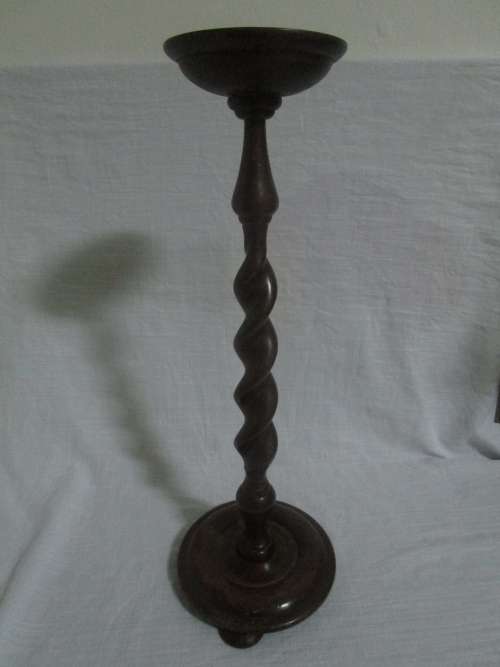 A ELEGANT SOLLID WOOD BARLEY TWIST ASTRAY STAND