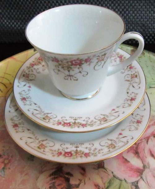 A BEAUTIFULLY DESIGNED RC NORITAKE - ROSEYARD - PHILIPPINES P 510 -TRIO SET