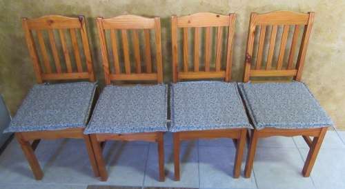 FOUR STUNNING SOLLID WOOD DINING CHAIRS WITH REVERSIBLE CUSHIONS IN GOOD CONDITION