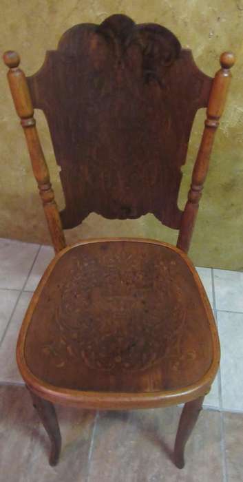 A STUNNING ANTIQUE GLOBE CHAIR WITH DETAIL ON THE SEAT AND BACK
