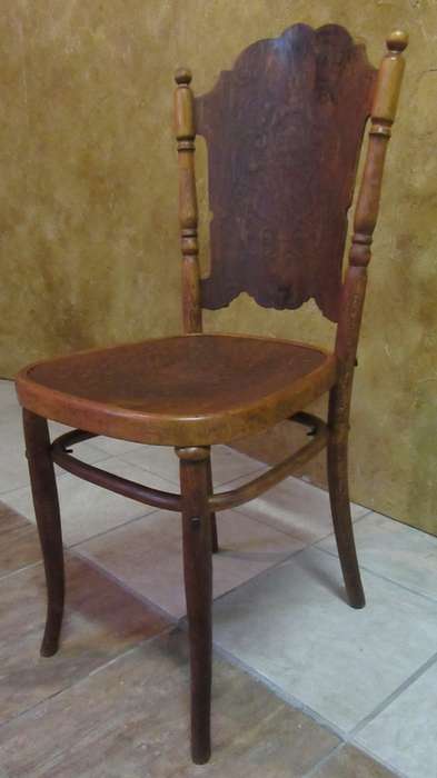 A STUNNING ANTIQUE GLOBE CHAIR WITH DETAIL ON THE SEAT AND BACK