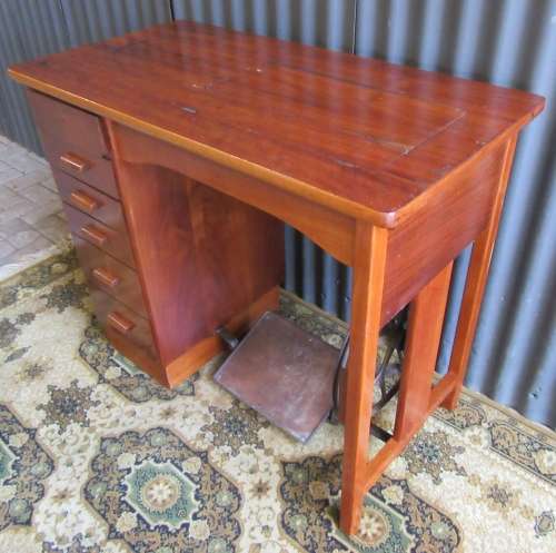 A LOVLEY BARNINA FARRIT VINTAGE SEWING MACHINE IN ITS OWN DESK WITH 6 DRAWERS