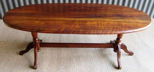 A GORGEOUS OVAL COFFEE TABLE ROUND OF WITH DETAILED LEGS