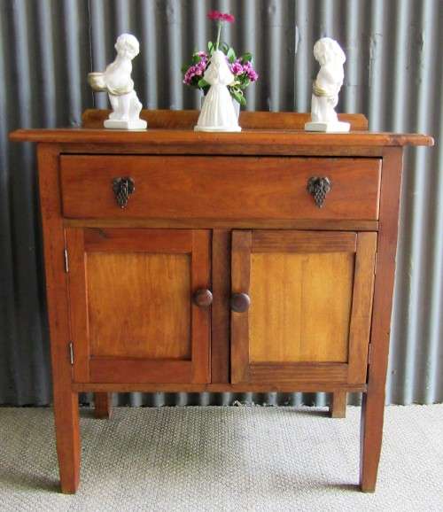 A STUNNING TWO DOOR & DRAWER OAK SMALL SERVER PERFECT FOR A BATHROOM