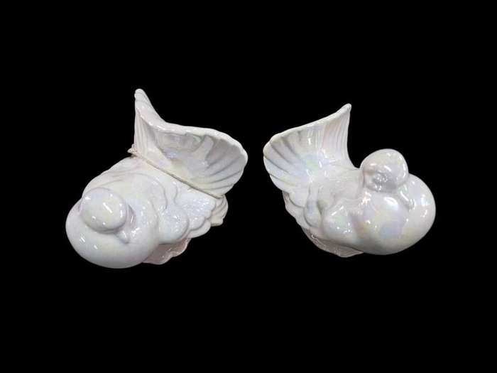Stunning pair of vintage pearl glazed pigeon fan tail doves, measuring  H 11cm x L 9cm x W 11cm