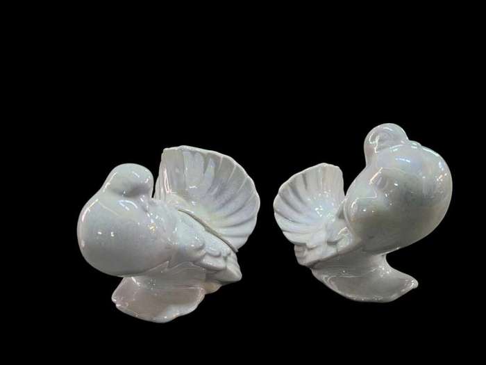 Stunning pair of vintage pearl glazed pigeon fan tail doves, measuring  H 11cm x L 9cm x W 11cm