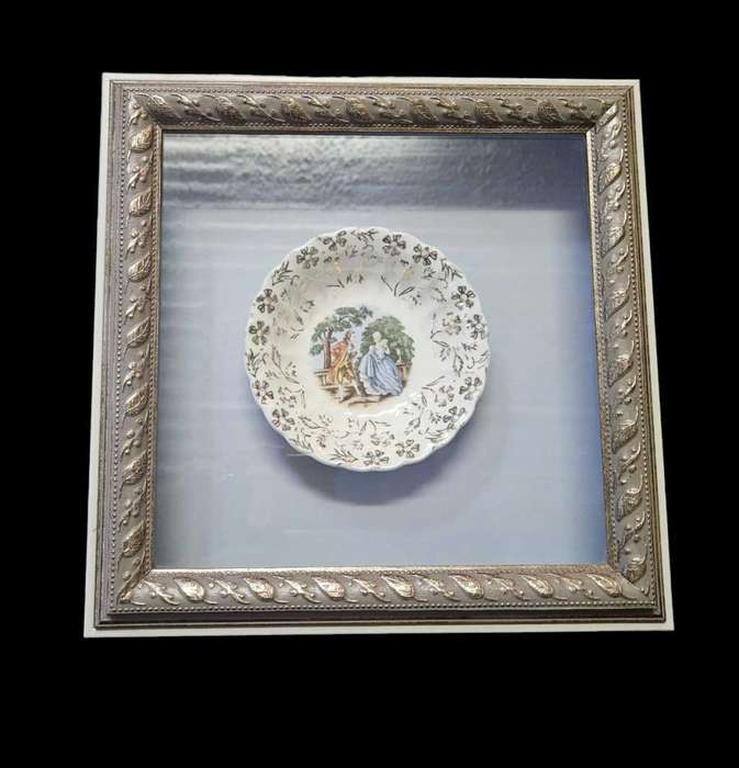 Stylish box frame with a Limose style plate, perfect for adding a touch of sophistication