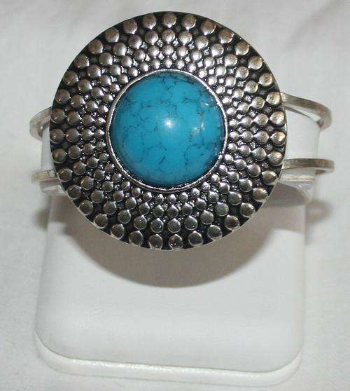 MAGNIFICENT COSTUME JEWELRY SILVER COLOR BRACELET WITH BEAUTIFUL STONE