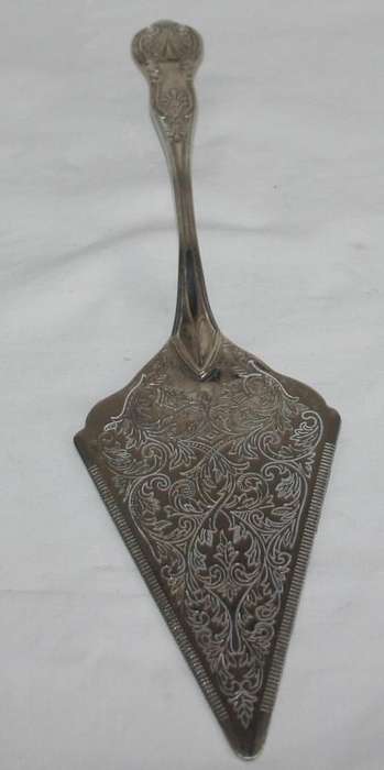 AN MAGNIFICENT SILVER COLOR CAKE LIFTER WITH BEAUTIFUL EMBOSSED DETAIL LOOK LIKE EPNS