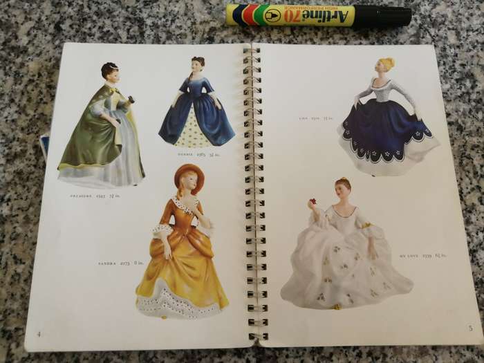 ROYAL DOULTON COLLECTORS BOOK 11 Issued January 1969   ( Pottery  )