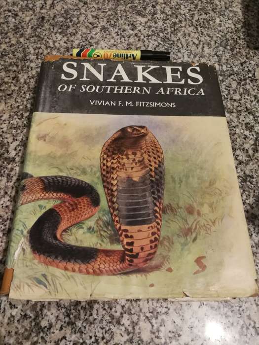 SNAKES OF SOUTHERN AFRICA VIVIAN F M FITZSIMONS ( poor dust jacket )