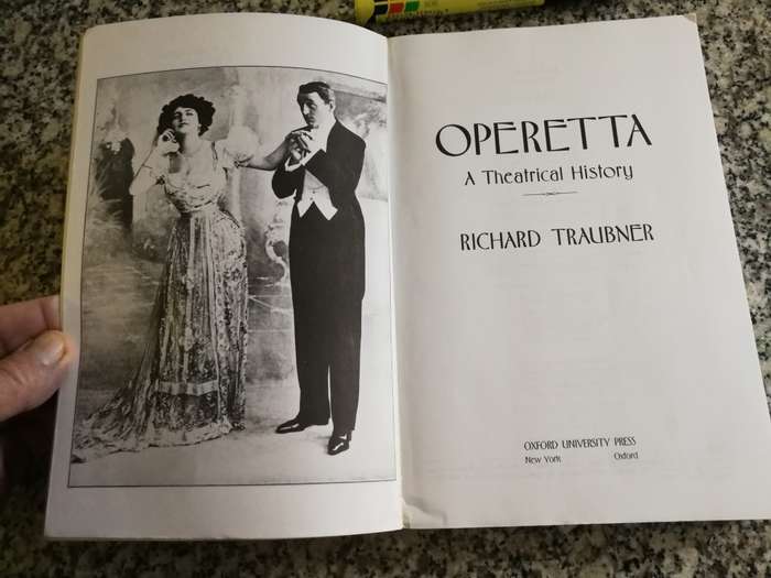 OPERETTA A THEATRICAL HISTORY RICHARD TRAUBNER ( opera music )
