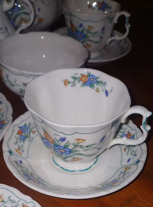 ROYAL ALBERT 1991 HAMLYN- FEW PIECES