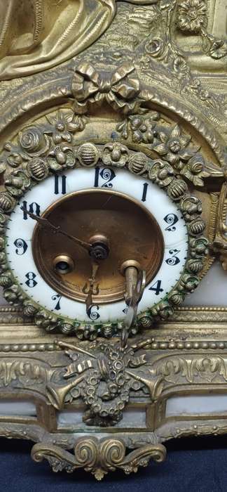 BEAUTIFUL SOLID ANTIQUE CLOCK