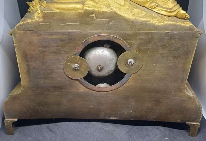 BEAUTIFUL SOLID ANTIQUE CLOCK