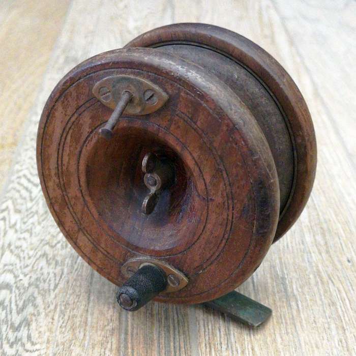 Vintage Fishing Reel - English Wood and Brass Starback Reel - 4" (10,5cm)