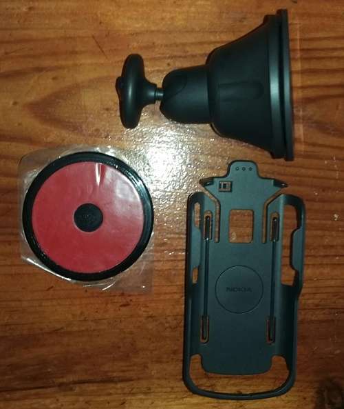 Nokia 6710 Navigator with car mount bracket