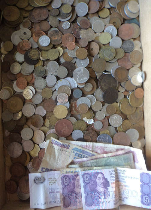 Crazy R1 Start! Huge Lot of 100s of World Coins (and a few Banknotes)