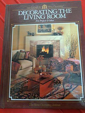 DECORATING THE LIVING ROOM
