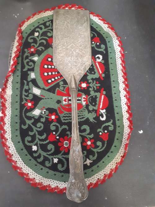 Vintage Plated Cake Lifter With Serrated Edges