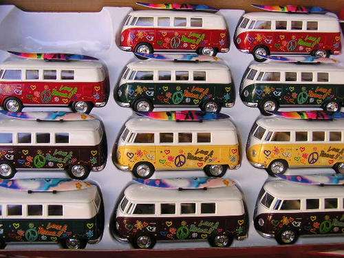 Kinsmart Diecast Model Car VW Volkswagen Classic Kombi Bus 1962 with Hawaii surfboard 1/32 scale new