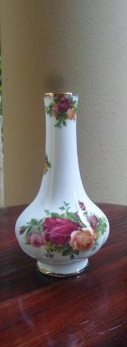 ROYAL ALBERT COUNTRY ROSE POSY VASE MINT CONDITION