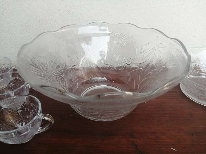 Stunning 27 piece punch bowl set.
