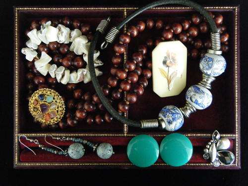 LOT OF VINTAGE JEWELLERY