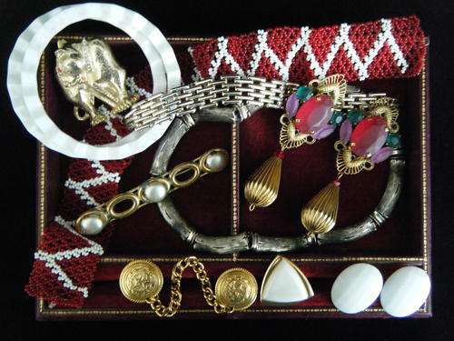 LOT OF VINTAGE JEWELLERY