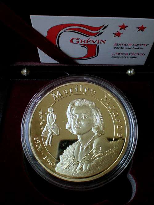 Marilyn Monroe Medal 40 mm Gold Plated of Grevin Museum in Box + Caps