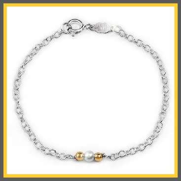 Silver bracelet with mini pearl design