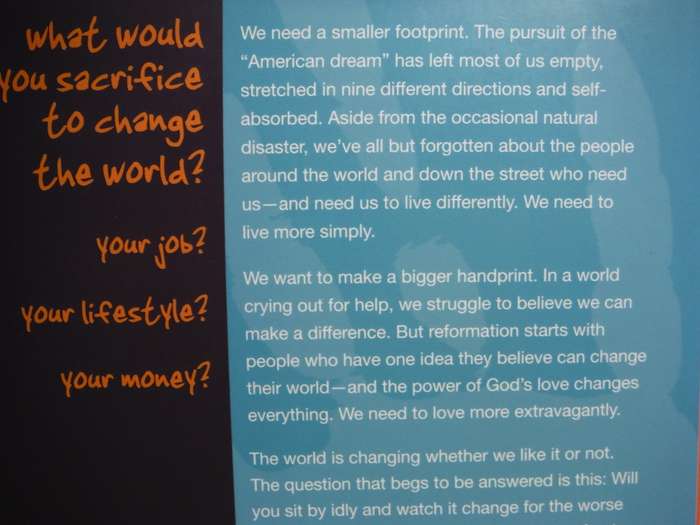 Small Footprint, Big Handprint : How to Live Simply and Love Extravagantly - Tri Robinson