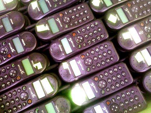 MASSIVE LOT OF BLACK PHILIPS CELLPHONES @ R1 - NO RESERVE !!