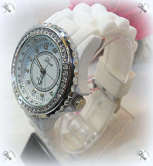 ****HOT FASHION ** Ladies Pure White  Quartz Watch****