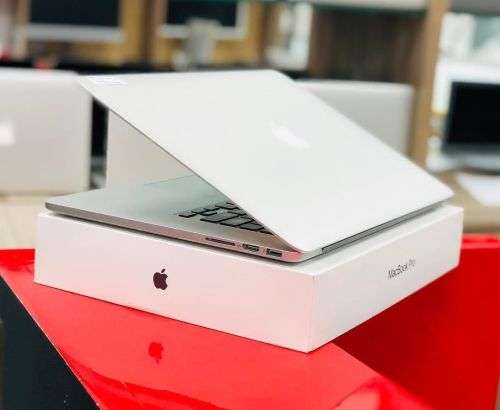 Mid 2015 Apple MacBook Pro with 2.2GHz Quad-Core Intel Core i7 (15-inch, 16GB RAM 512GB SSD Storage)