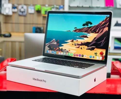 Mid 2015 Apple MacBook Pro with 2.2GHz Quad-Core Intel Core i7 (15-inch, 16GB RAM 512GB SSD Storage)