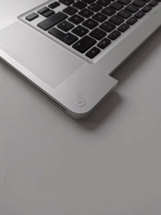 17" MacBook Pro TopCase with QWERTY Keyboard