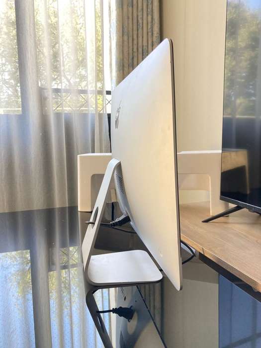Apple iMac 21.5in Retina 2017 6 Core i5  8GB RAM 1TB Storage