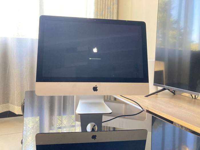 Apple iMac 21.5in Retina 2017 6 Core i5  8GB RAM 1TB Storage